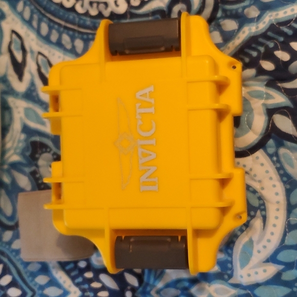 invicta 22768 watch with a yellow 1 slot dive case - Picture 6 of 9